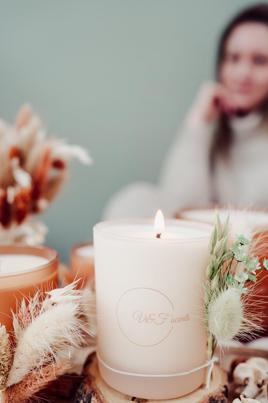 V&F Scents Forêt geurkaars in crème glazen pot met droogbloemen op houten schijf