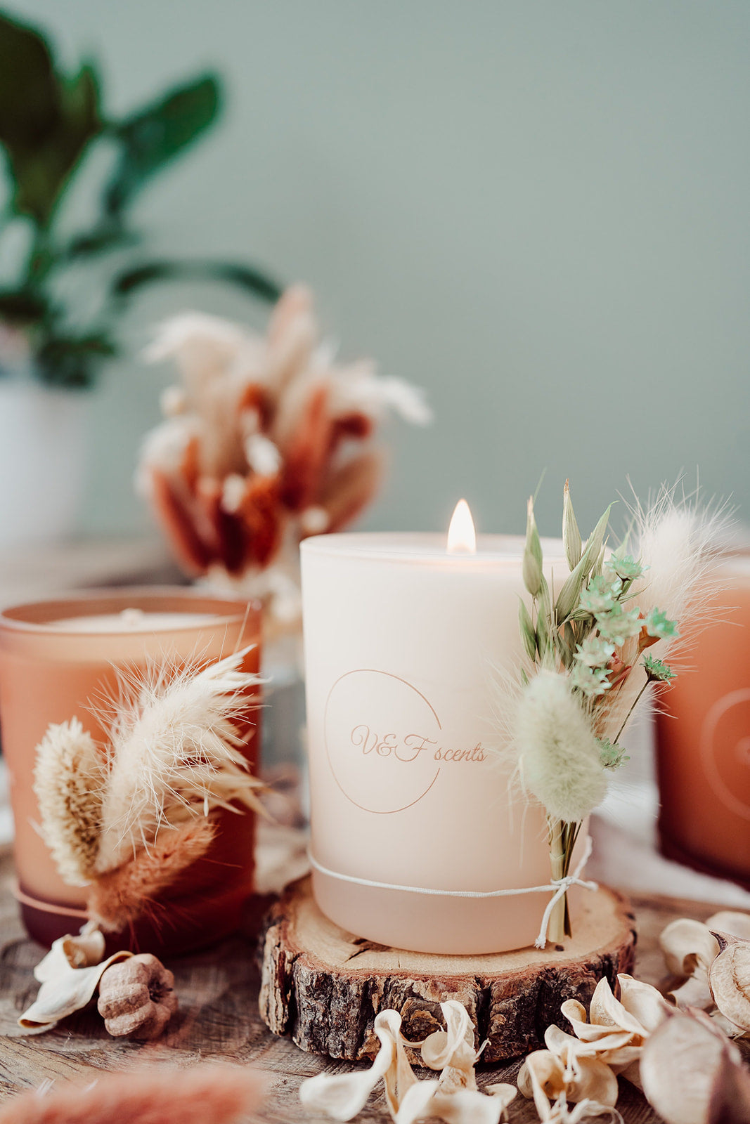 V&F Scents Forêt en Black Vanilla kaarsen samen op houten onderlegger met droogbloemen