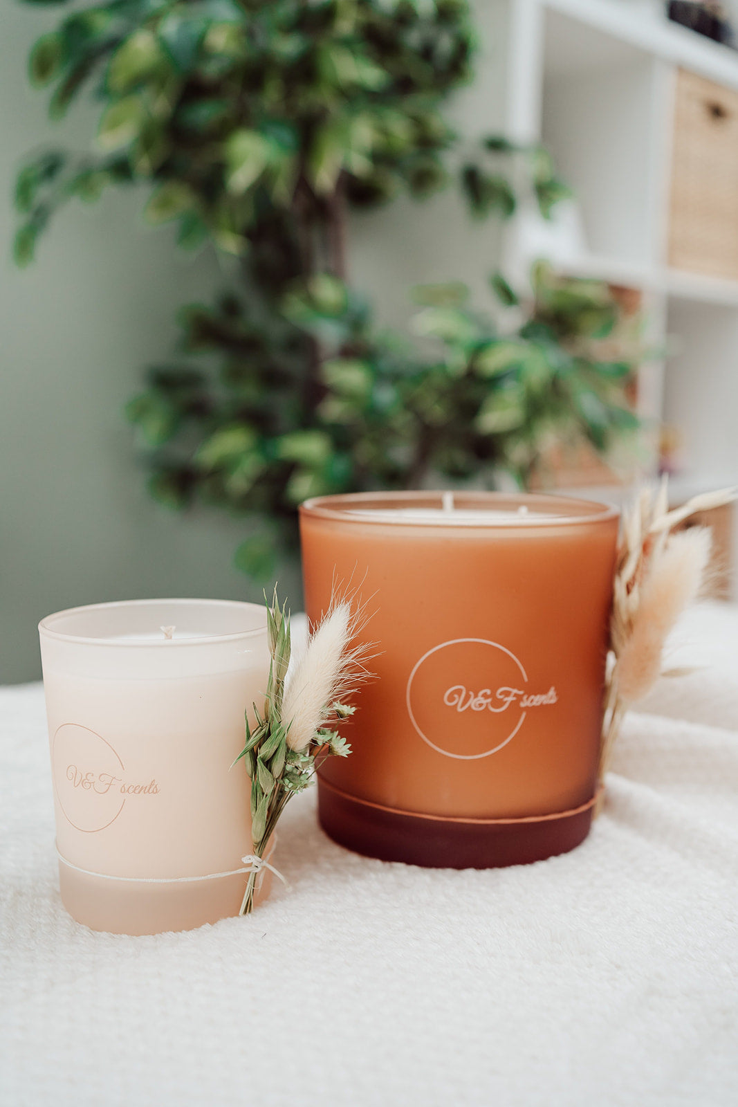 V&F Scents Black Vanilla XL geurkaars naast kleine Forêt kaars op witte ondergrond