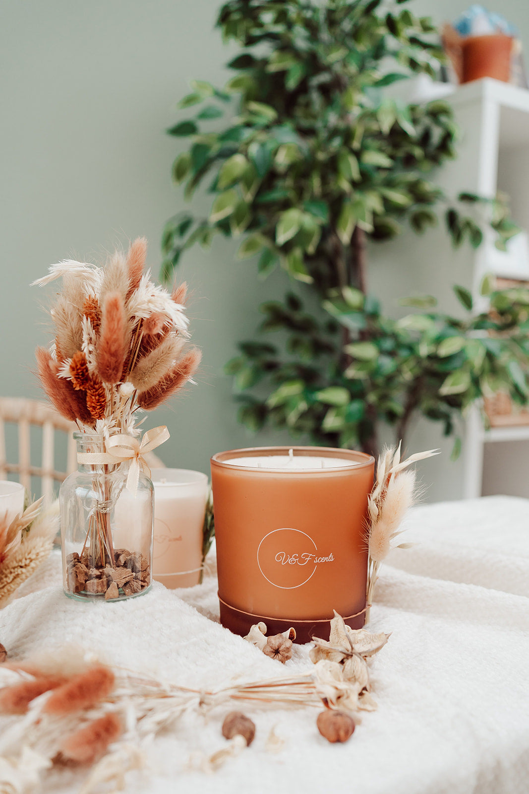 V&F Scents Black Vanilla XL geurkaars in oranje glazen pot op tafel met droogbloemen