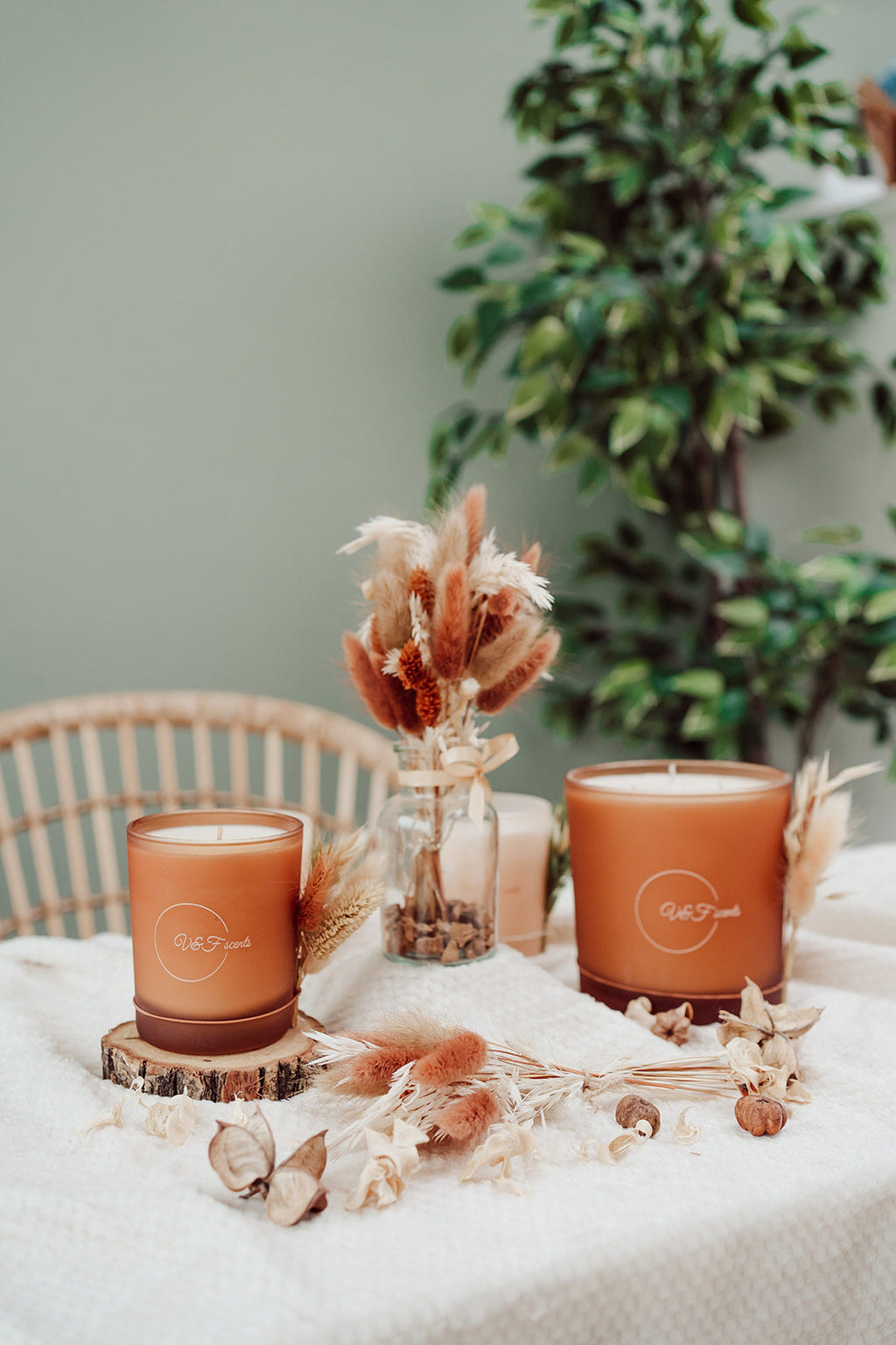 Twee V&F Scents Black Vanilla XL kaarsen op tafel met droogbloemen decoratie